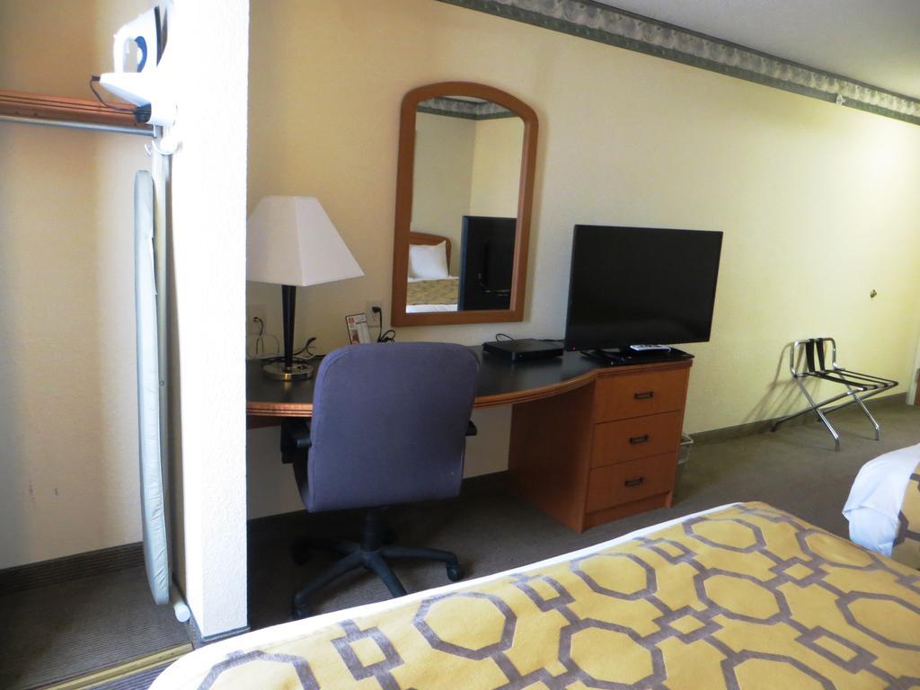 Baymont By Wyndham Fort Wayne Extérieur photo